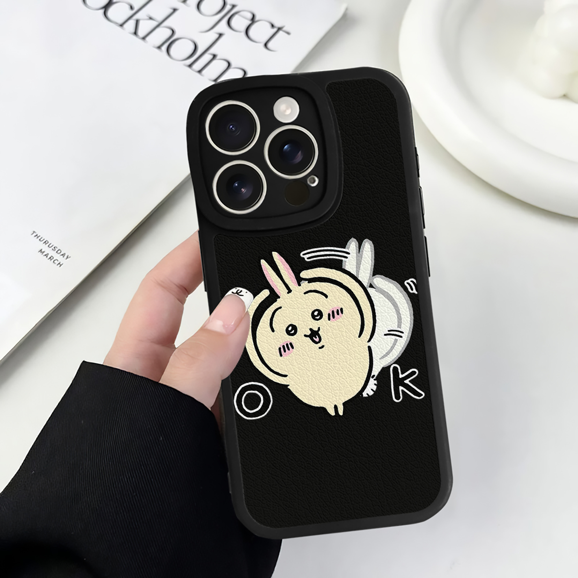 （画像用） ちいかわ うさぎ Chii-kawa usagi 【iPhone 16シリーズ対応】シリコンスマホケース（レザー調） 材質：シリコン